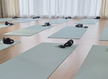 Madreasser på golv, redo för breathwork