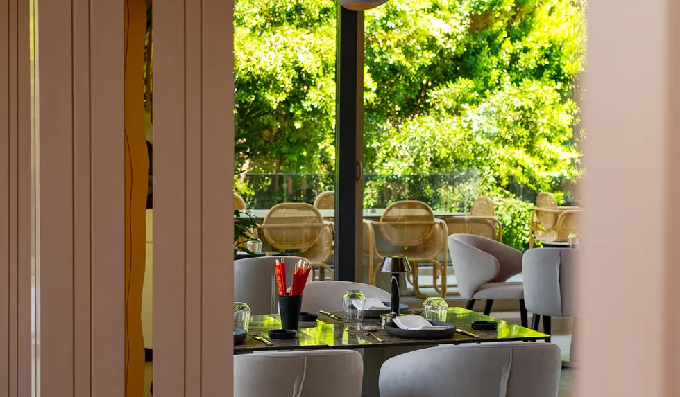 Sushi Club masa ve sandalyeler.