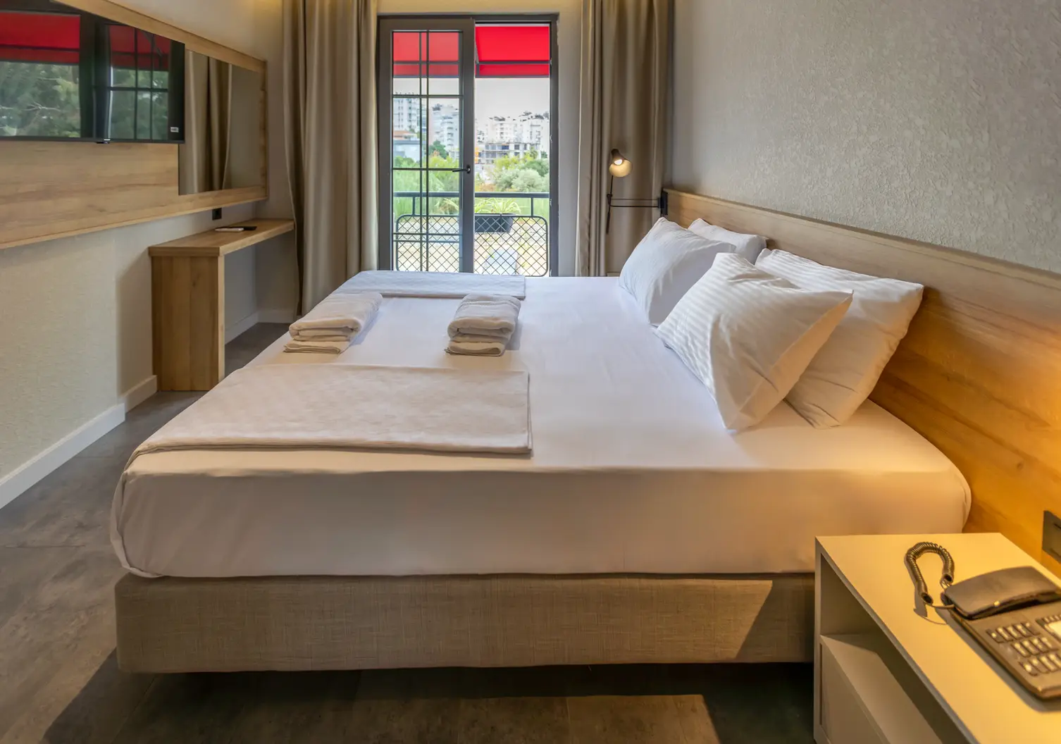 Elegant rooms at Hotel 7 within walking distance of the beach - cosy accommodation in a central location with breakfast included.