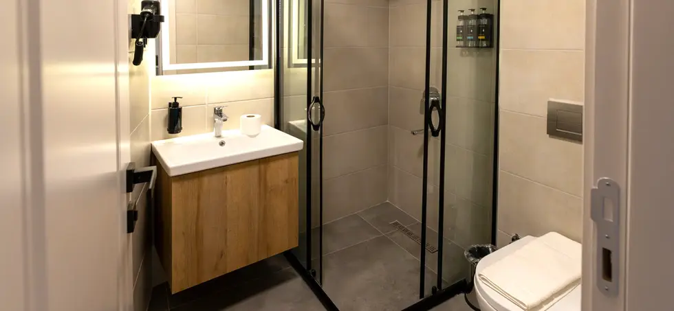 Tamamen yenilenmiş yüzüyle Hotel 7, şehir merkezine yakın, uygun fiyatlı ve havuzlu butik otel.