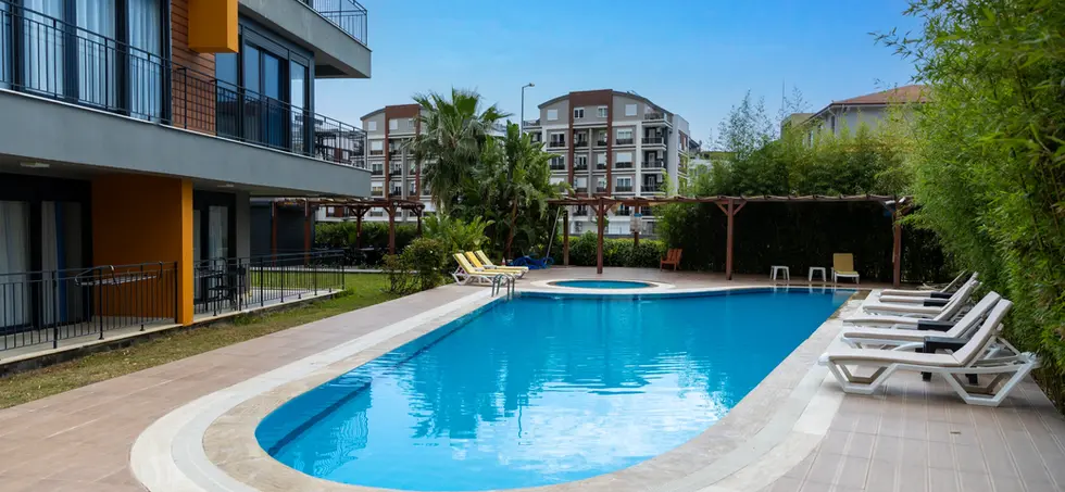 mene suites havuz ve şezlonglar