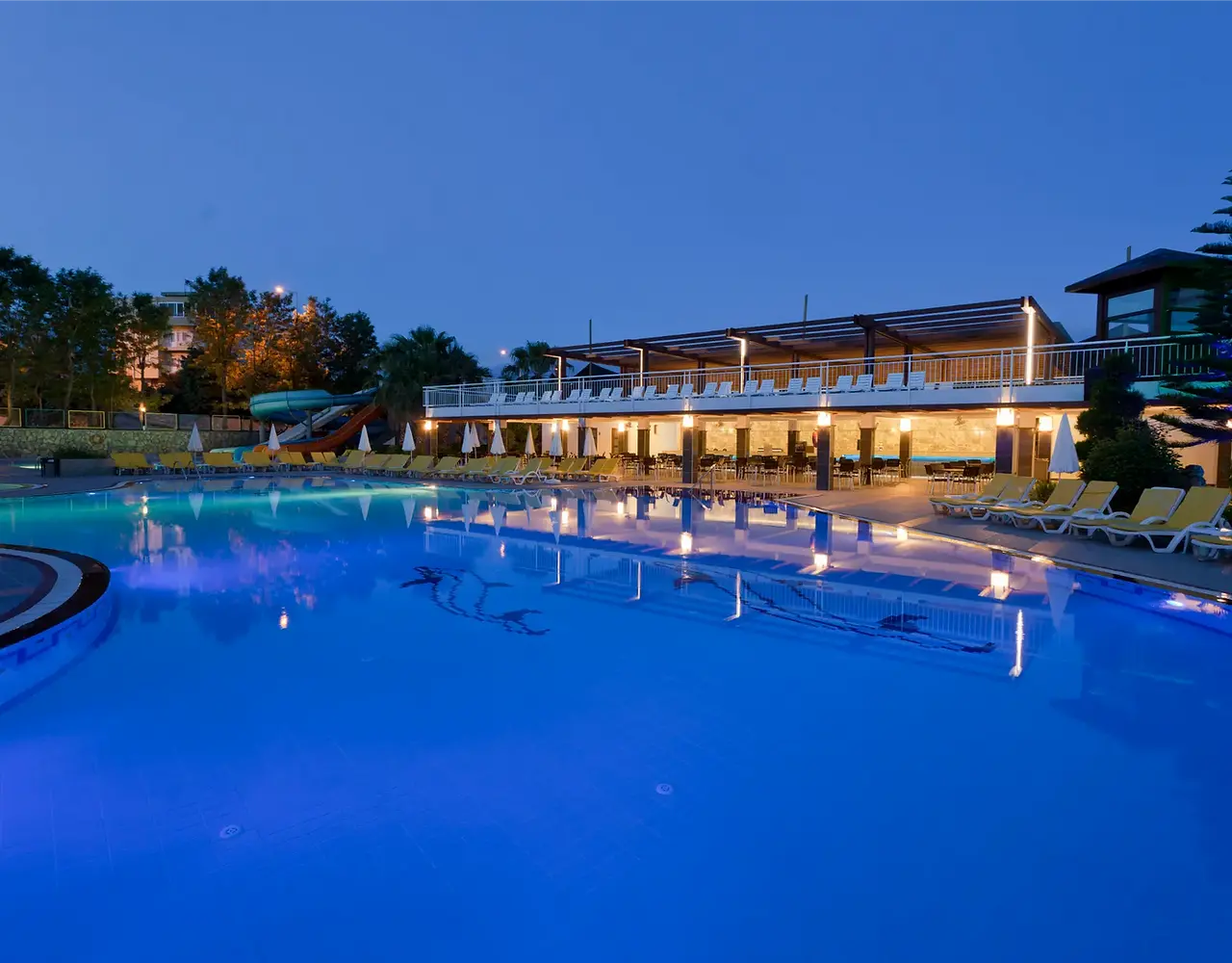 club mermaid village büyük havuz gece görüntüsü