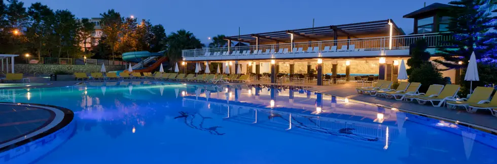 club mermaid village gece manzarası