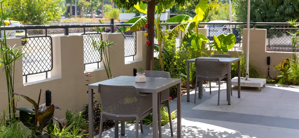 Hotel 7 ferah bahçesi ve oturma alanları.