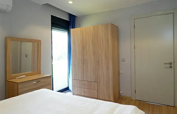 Mene Suites 1+1 flacher Spiegel und Kleiderschrank