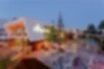 club mermaid village akşamüstü dinlenen misafirler