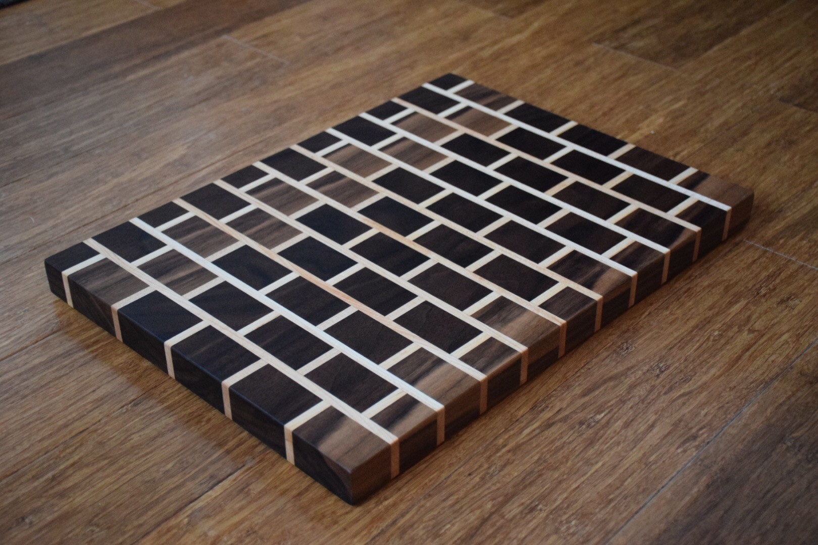Edge Grain Brick Pattern Cutting Board - Medium