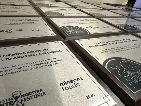Plaqueta de homenaje en madera y metalex para aniversarios, jubilaciones y premios.