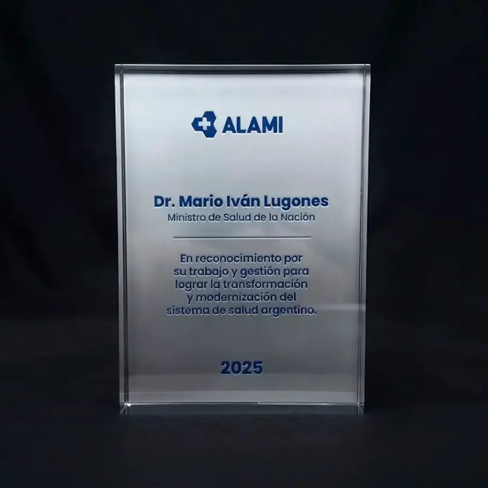 Placa de reconocimiento corporativo en base de madera con grabado láser en Metalex.