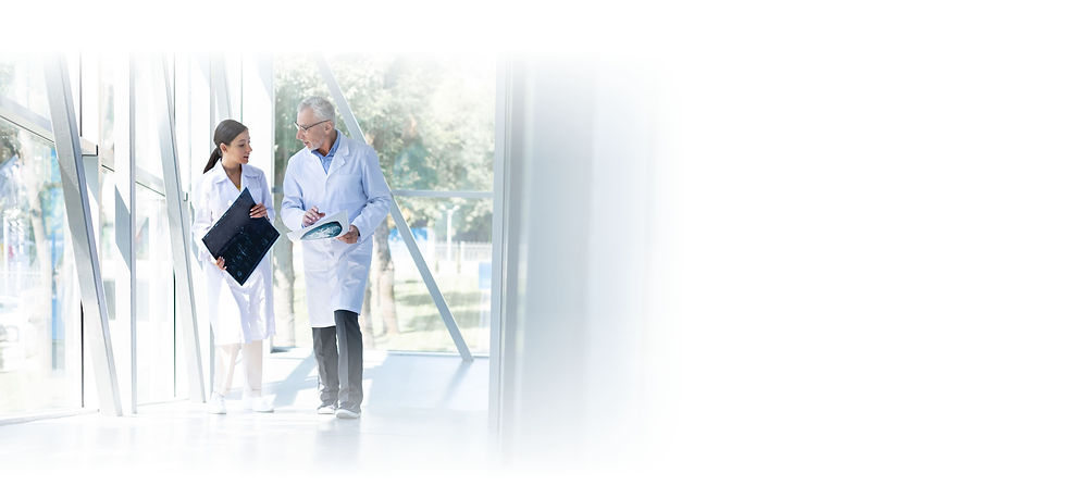 Hematology Oncology Group: Doctores discutiendo tratamientos para pacientes, especialistas en cáncer.