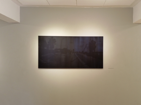 להתבונן באלימות מבעד לעלטה - על ציוריו המונוכרומטיים של רעי רביב/ נעה מורדוך סימונסון