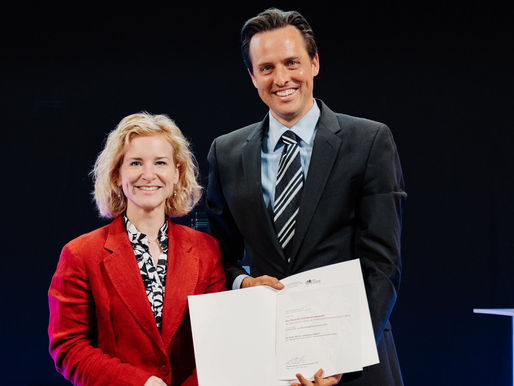 Bundesministerin Eva-Maria Holzleitner überreicht Johannes Siebert die Urkunde des Ars Docendi Anerkennungspreises 2026