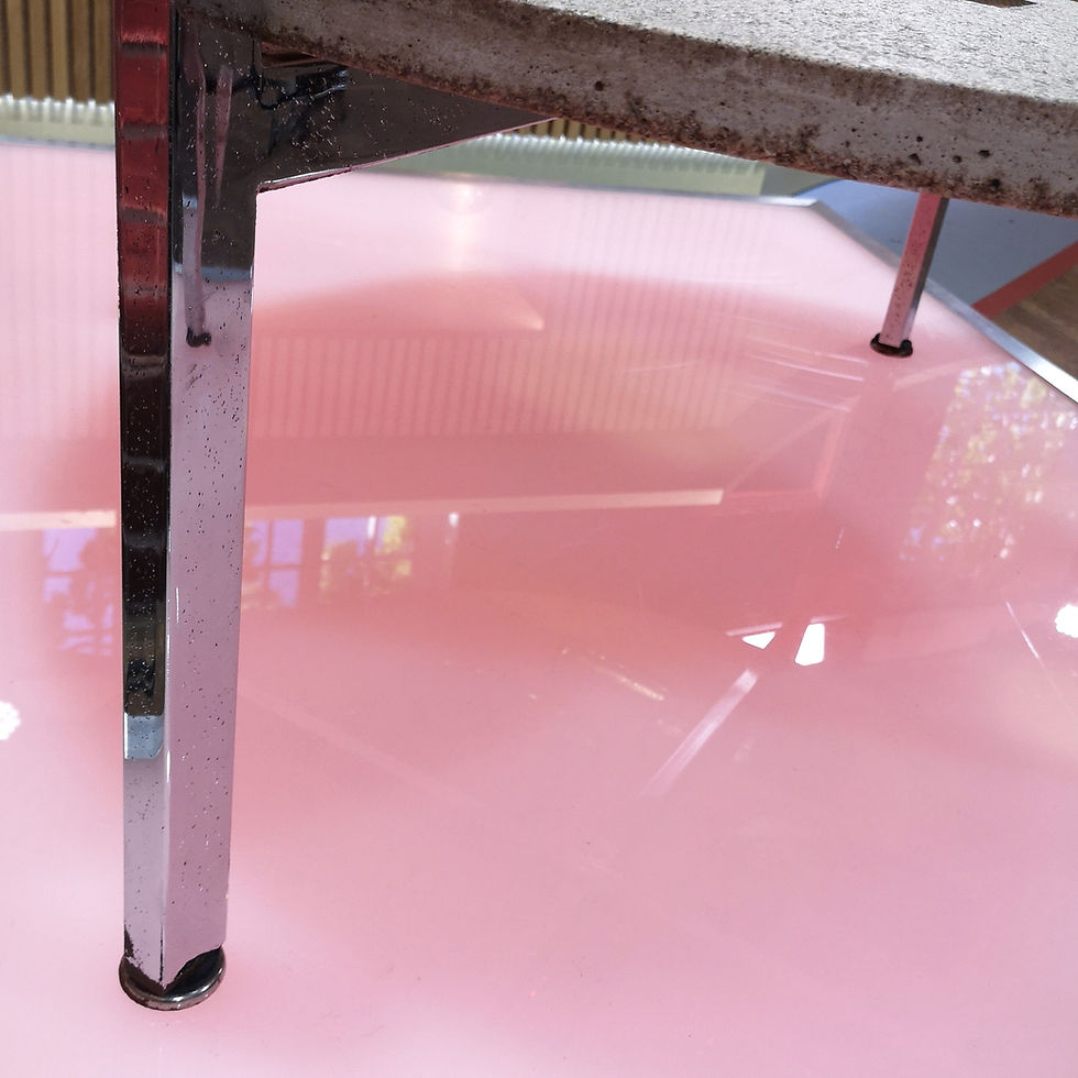 Miniature : Jacques Avoinet, Table basse en béton et verre multicolore