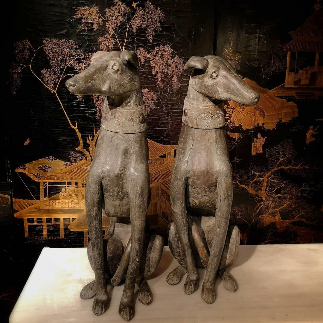 Sculptures lévriers assis en plomb collier armorié amovible yeux sulfure