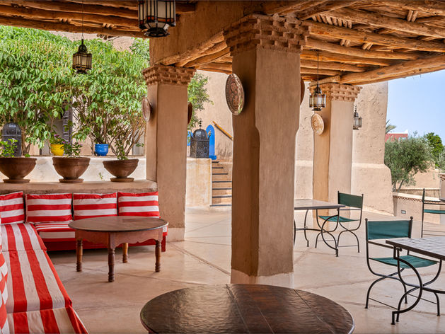 Outdoor dining at Tigmi hotel’s restaurant in Marrakech, featuring beautiful views and Moroccan decor.