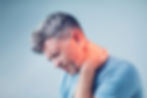 Mann mit schmerzverzerrtem Gesicht hält sich den Nacken wegen eingeklemmtem Nerv – effektive Schmerzlinderung bei 9er Physio Wien.