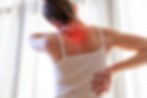 Frau hält sich Nacken und Rücken wegen eingeklemmtem Nerv – ganzheitliche Behandlung und Schmerztherapie bei 9er Physio Wien.
