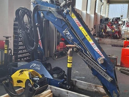 Penz 12Z8.70 Holzladekran von Penz crane – aufbereiteter Forstkran in kobaltblauer Ausführung mit Greifer, robust und zuverlässig für effiziente Holzverladung.