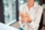 Frau mit Schmerzen in der Hand durch eingeklemmten Nerv – individuelle Behandlung bei 9er Physio Wien für Nervenmobilisation und Schmerzlinderung.