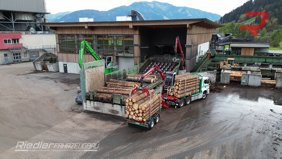 News: Schößwendter Holz GmbH setzt auf Penz crane – LKW mit Holzkränen beim Entladen von Baumstämmen am Werkshof, Symbol für erfolgreiche Partnerschaft und moderne Holzlogistik.