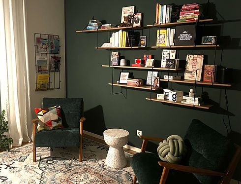 Moderner Coaching-Raum mit Sesseln und Bücherwand – Stef Huber Executive Coaching Berlin für inspirierende Gespräche