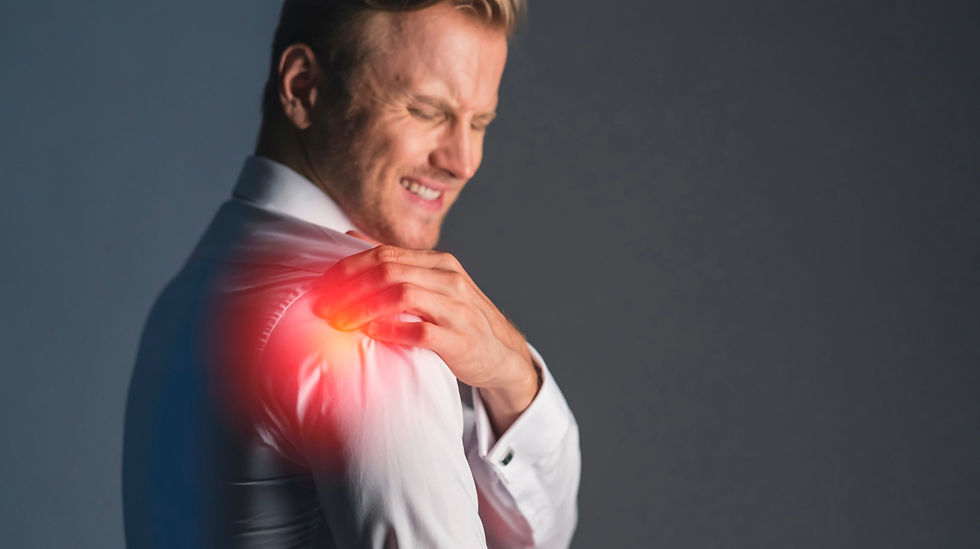Mann mit Schmerzen an Schulter und Rückenschmerzen oberer Rücken – ganzheitliche Behandlung und Physiotherapie bei 9er Physio Wien