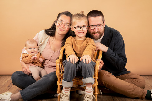 Séance photo en famille, photographe moderne nantes, photographe reze, photographe bouguenais, photographe famille nantes, photographe enfant nantes, studio photo Rezé, photographe studio Nantes