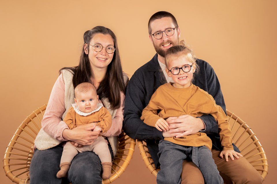 Séance photo en famille, photographe bébé nantes, photographe reze, photographe bouguenais, photographe famille nantes, photographe enfant nantes, studio photo Rezé, photographe studio Nantes