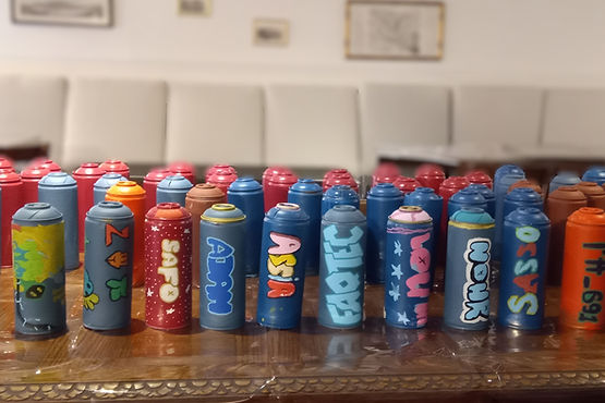 Bombes décorées pendant l'atelier street art à la façon de graffiti