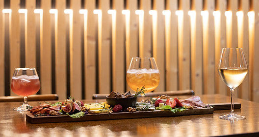 Planche, verres de vin et cocktail