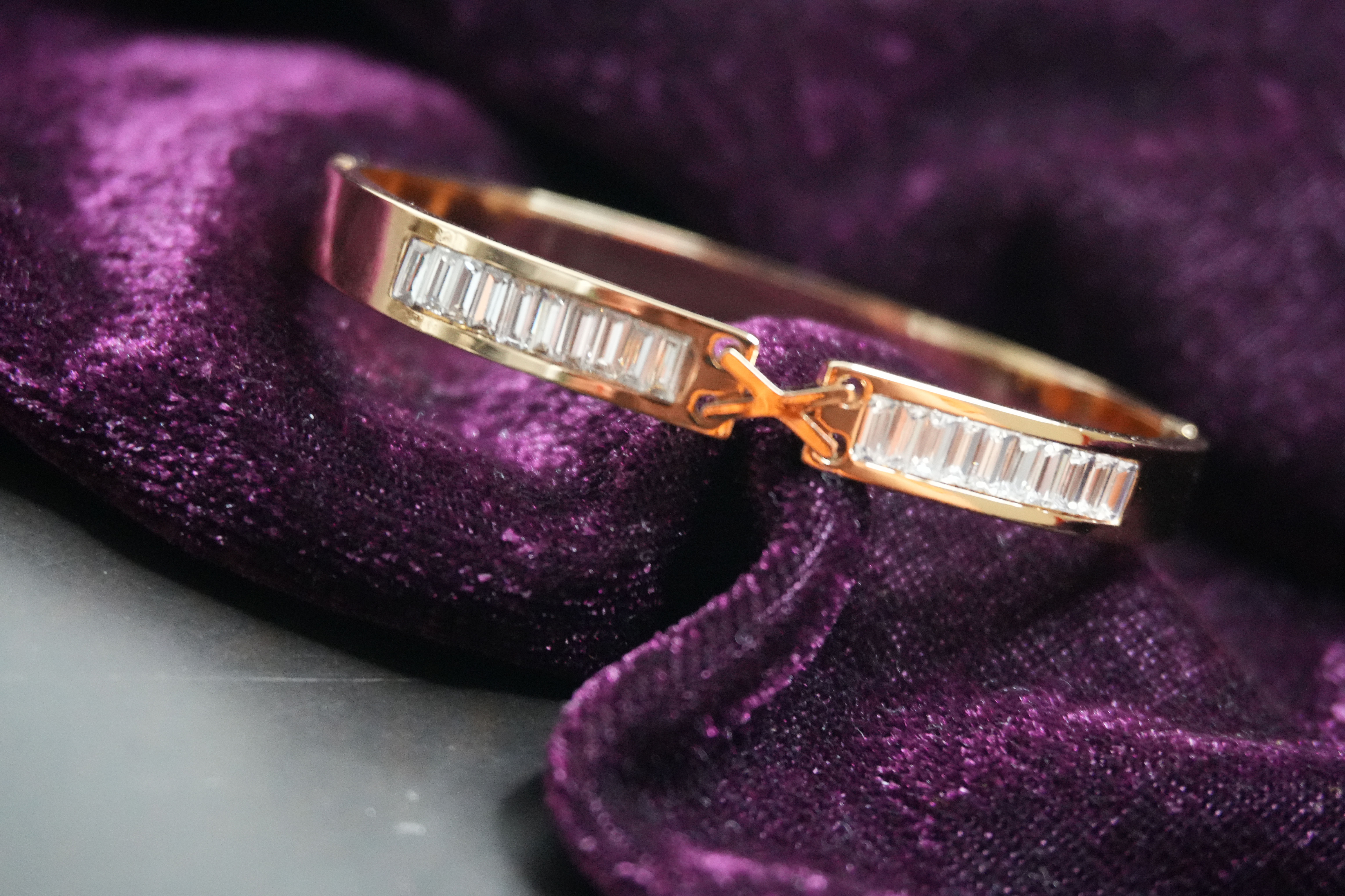"X" hinged bracelet : Gold Toned