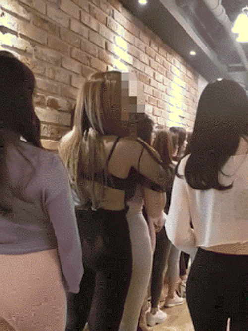 정통 퍼블릭룸, 텐카페의 홀복차림이나 셔츠룸의 셔츠차림이 아닌 레깅스복이나 필라테스 복장의 섹시한 피트니스 옷을 착용하여 스탭들의 몸매를 한 번에 볼 수 있는 황홀함이 장점입니다셔츠룸보다 훨씬 높은 수질과 텐카페 만큼의 후한 터치 마인드 그리고 강력한 애인모드가 결합된 종목입니다. 이러한 장점으로만 결합된 만큼 현재 강남 모든 유흥의 대세를 이어가고 있습니다.