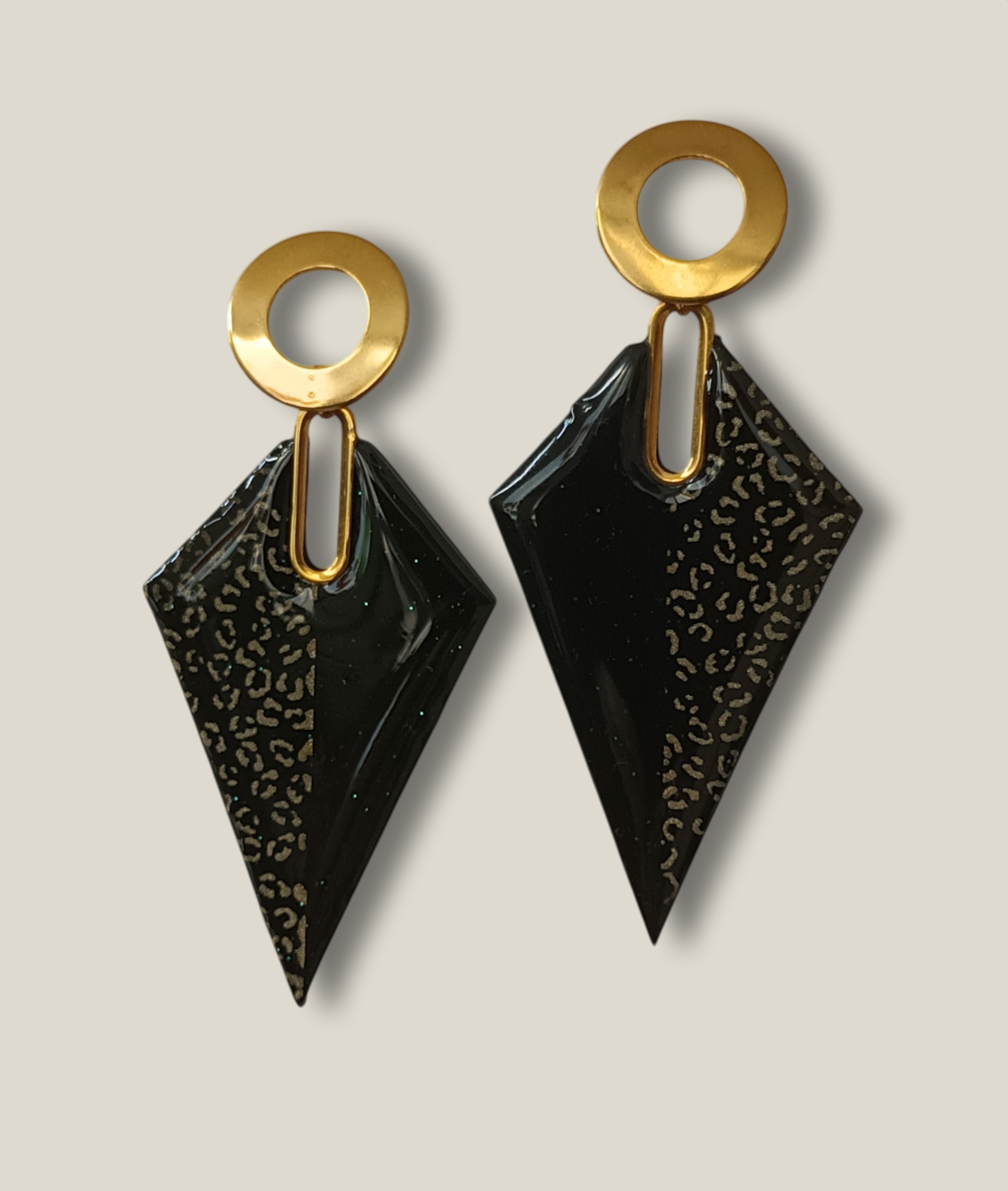 Boucles d'oreilles graphiques noires et peau de panthère or