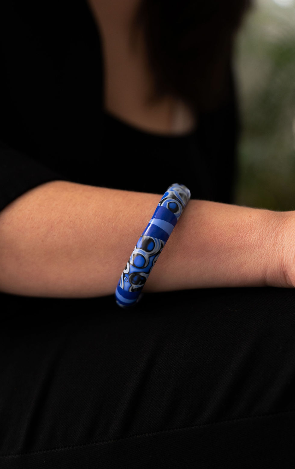 Miniature : Collection ALBA bracelet en pâte polymère fait mains aux motifs en camaïeu de bleu porté