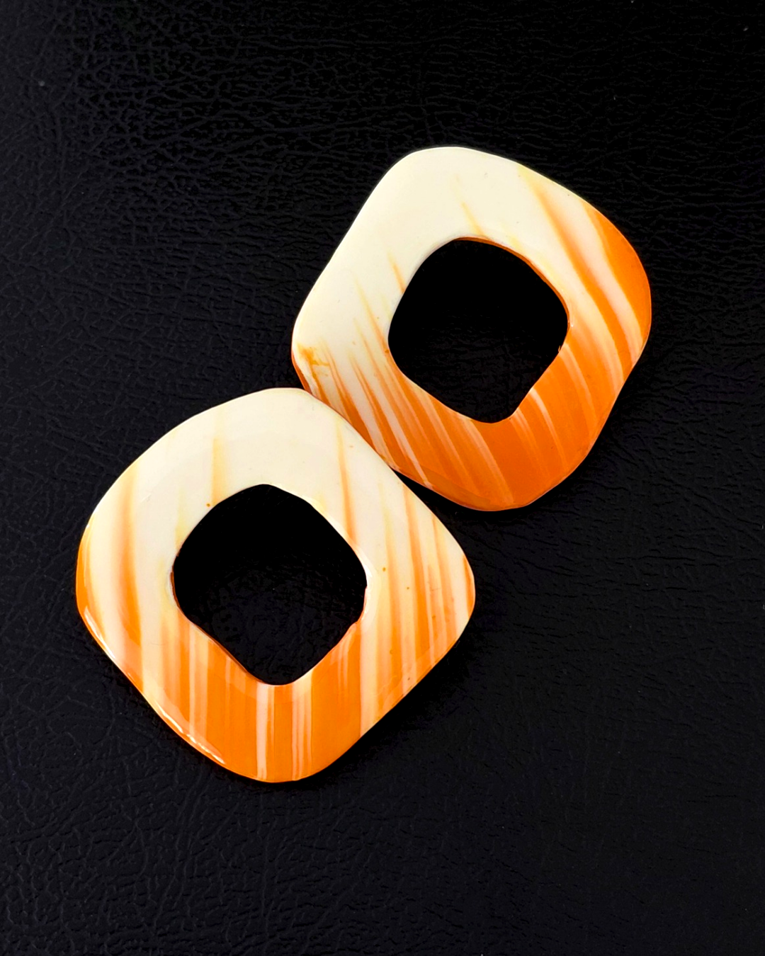 Boucles d'oreilles carrées orange et blanches