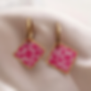 Collection ANA petite créole dorée rehaussée d'un carré aux motifs peau de girafe fuschia vue de face