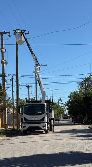 Camión elevador en poste eléctrico en la calle