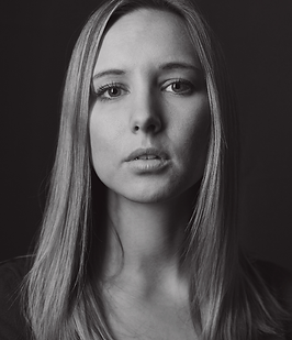 Retrato en blanco y negro de una mujer con expresión solemne, que simboliza culpa, reflexión y complejidad emocional.