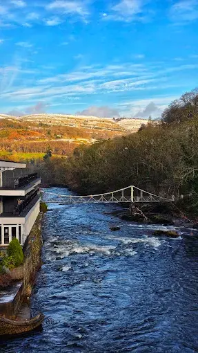 river and blue skies - Copia.webp