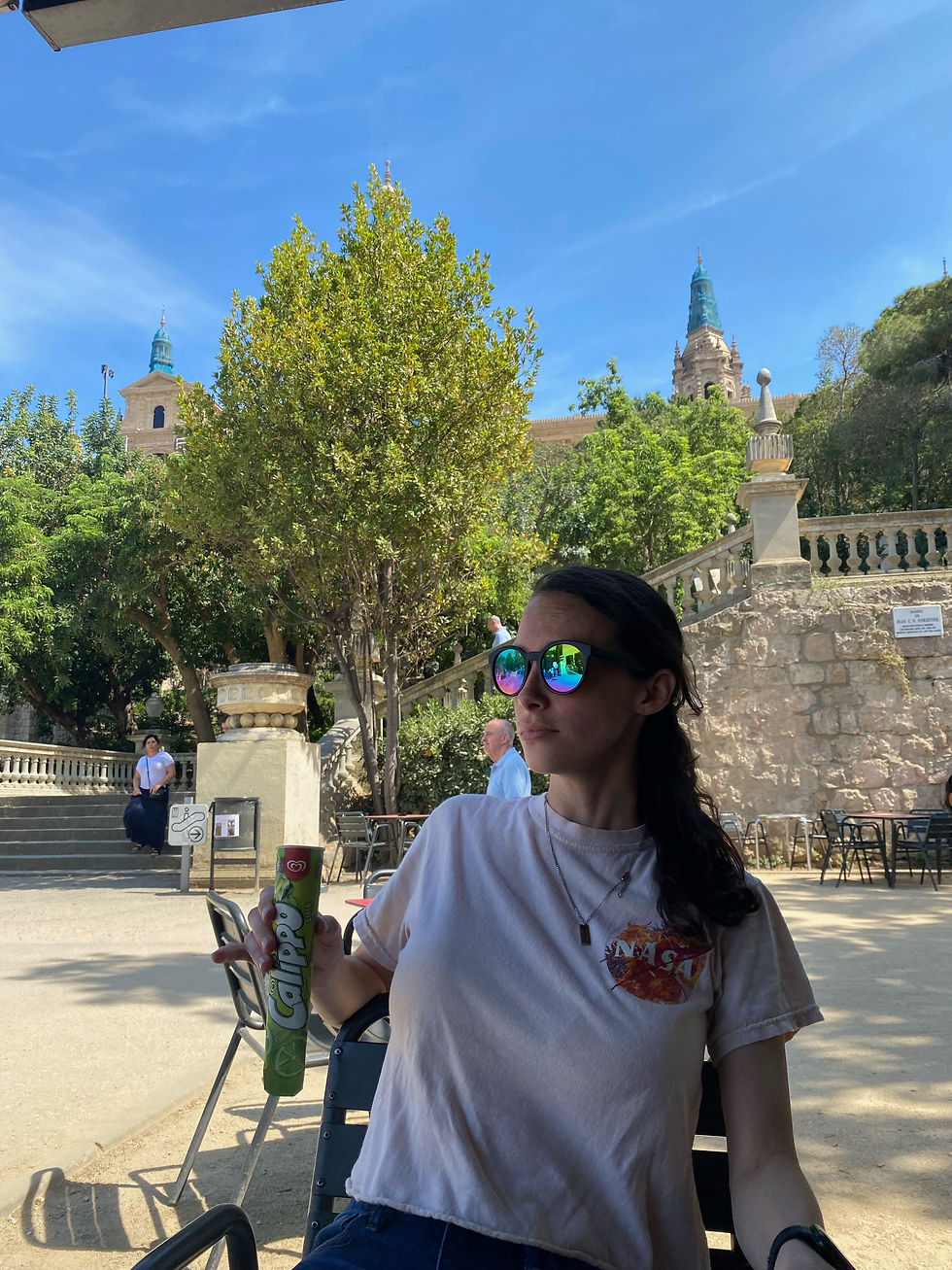 Taylor with Popsicle at Museu Nacional d'art de Cataluña