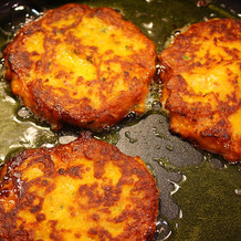 vegetarische und vegane Bratline aus Süsskartoffeln in der Pfanne gebraten