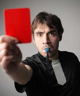 Referree montrant le carton rouge