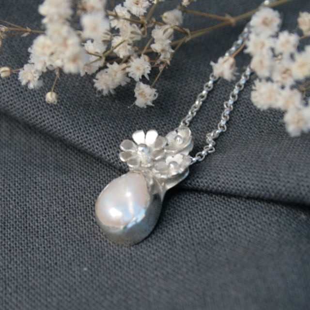 Thumbnail: Silver and pearl wedding necklace