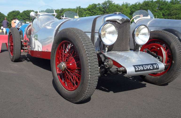 RASSEMBLEMENT MENSUEL DE VÉHICULES DE COLLECTION D'EXCEPTION ET SPORTIFS