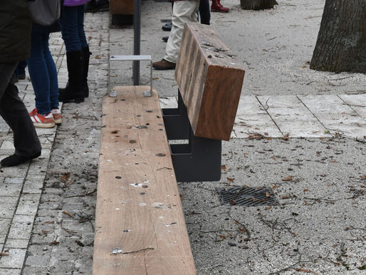 "Verkackt": Brandplatz-Bänke