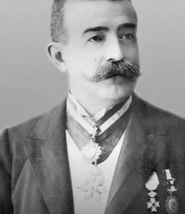 Spyros Metaxas: Historisches Porträt des Metaxa-Gründers mit Auszeichnungen und Anzug.
