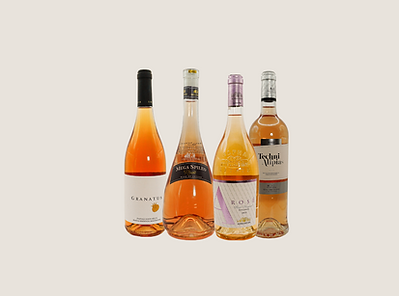 Vier Flaschen Roséwein aus verschiedenen Weingütern, edle Auswahl für Weinliebhaber.