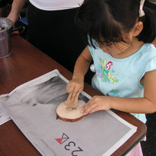 2012-9-12 ヤスリで間伐材をこすります.jpg