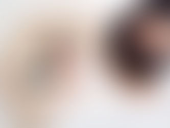 Ragazza davanti ad uno specchio