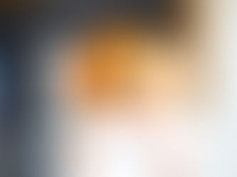 Ragazza con zucca di Halloween in mano